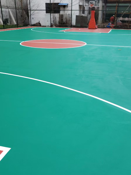 莫力达瓦 球场长期使用易出现地面开裂
